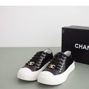 [국내배송]샤넬 [Chanel] 수입고급 샤넬 CC로고 화이트 금장 팬던트 플랫폼 스니커즈