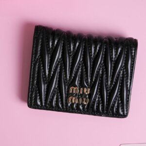 [국내배송]미우미우 마테라쎄 나파 레더 플랩 반지갑
